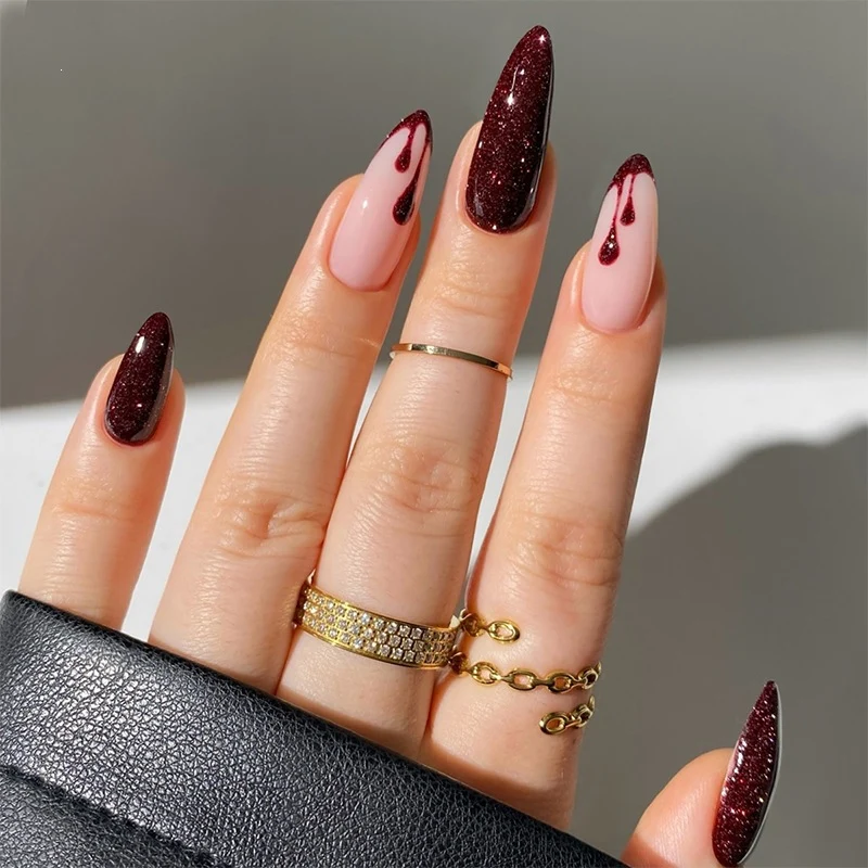 Kunstnagelset mit funkelnden Glitzer- und klassischen Akzenten Brehn