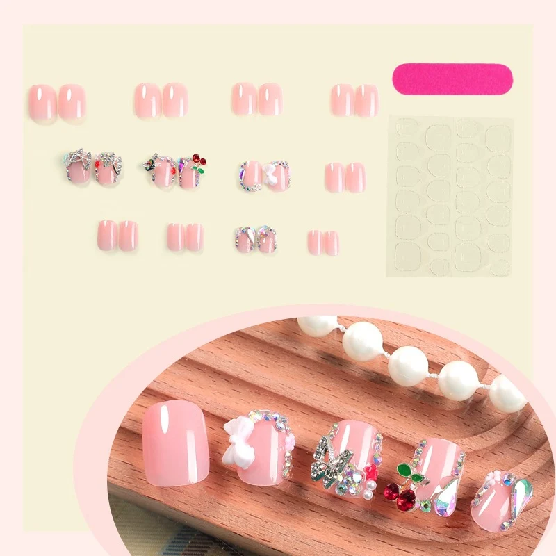 Kunstnagelset mit funkelnden 3D-Elementen Brehn