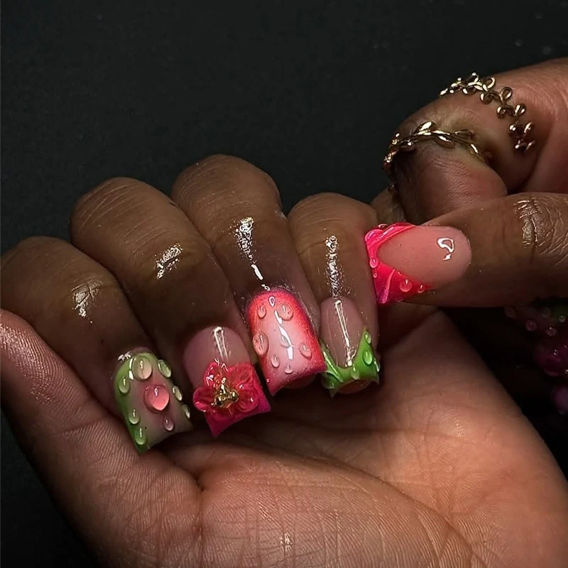 Kunstnagelset mit fruchtigen und glitzernden Designs Brehn