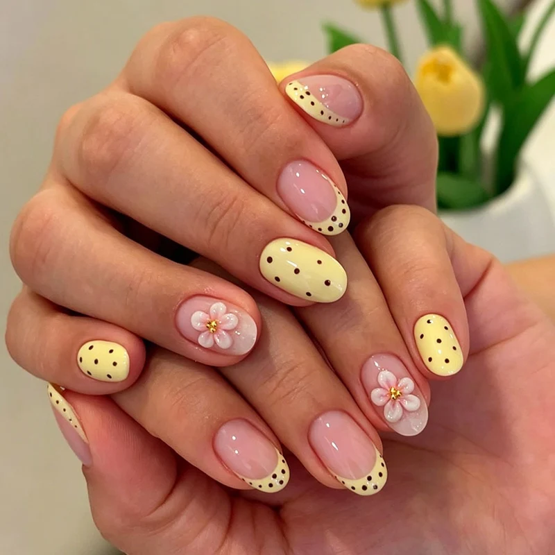 Kunstnagelset mit fröhlichem floralem Design und eleganten Akzenten Brehn