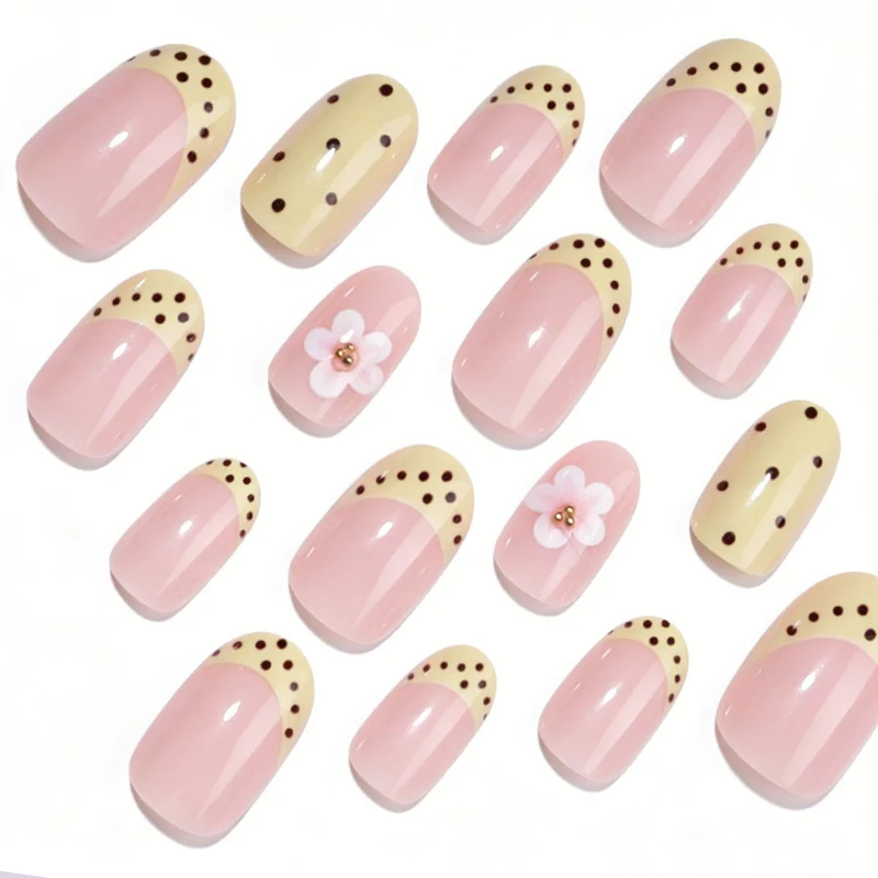 Kunstnagelset mit fröhlichem floralem Design und eleganten Akzenten Brehn