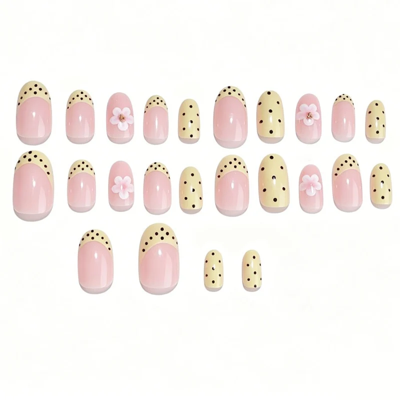 Kunstnagelset mit fröhlichem floralem Design und eleganten Akzenten Brehn
