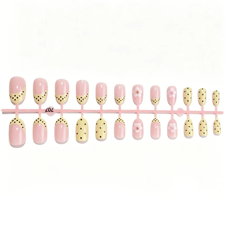 Kunstnagelset mit fröhlichem floralem Design und eleganten Akzenten Brehn