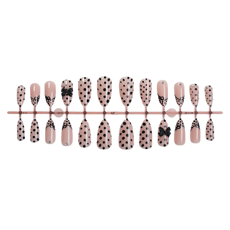 Kunstnagelset mit eleganten Punkte- und Schleifenmotiven Brehn