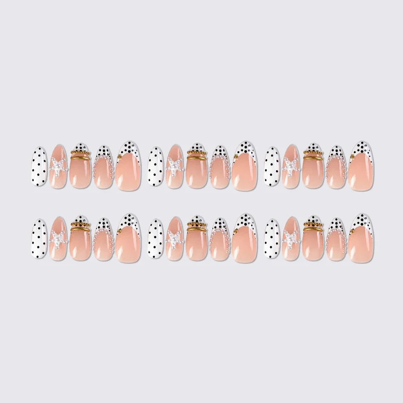 Kunstnagelset mit eleganten Perlen- und Punkten-Akzenten Brehn
