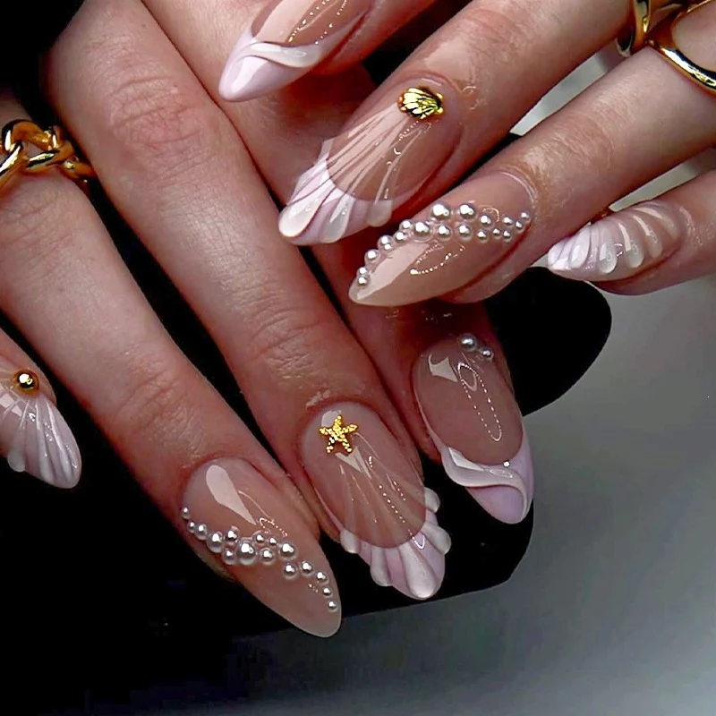 Kunstnagelset mit eleganten Perlen- und Muschelmotiven Brehn