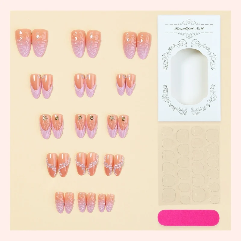 Kunstnagelset mit eleganten Perlen- und Muschelmotiven Brehn
