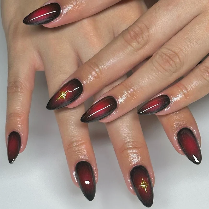 Kunstnagelset mit eleganten Ombre-Effekten und goldenen Akzenten Brehn