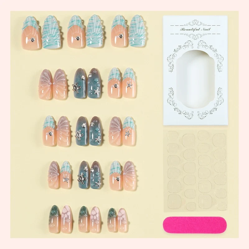 Kunstnagelset mit eleganten Muschelmuster und 3D-Akzenten Brehn