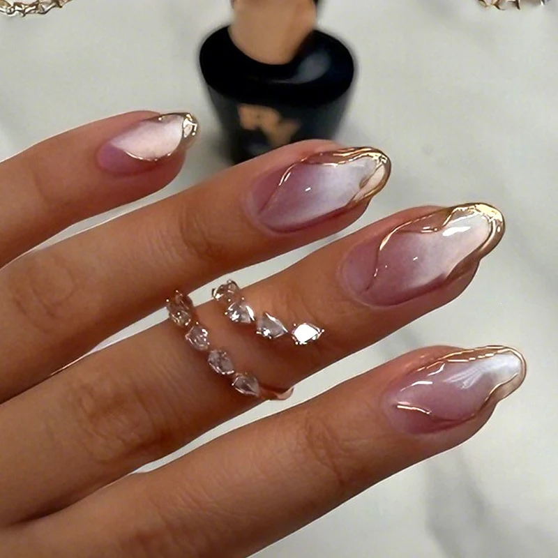 Kunstnagelset mit eleganten metallischen Akzenten Brehn