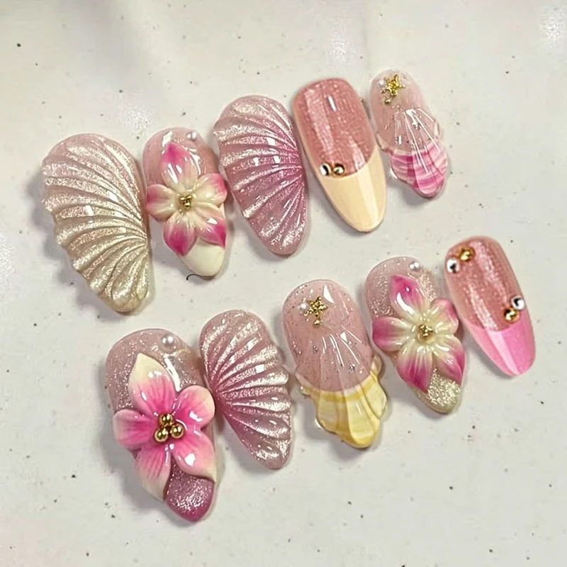Kunstnagelset mit kunstvollen Blumen- und Muschelmuster Brehn
