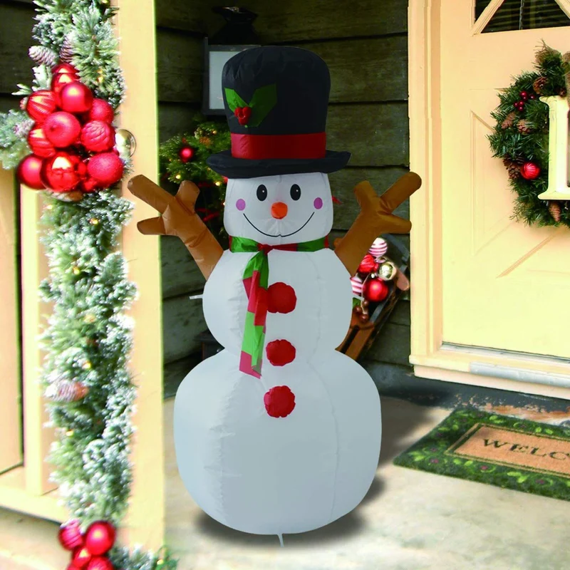 Aufblasbarer Schneemann mit festlicher Deko