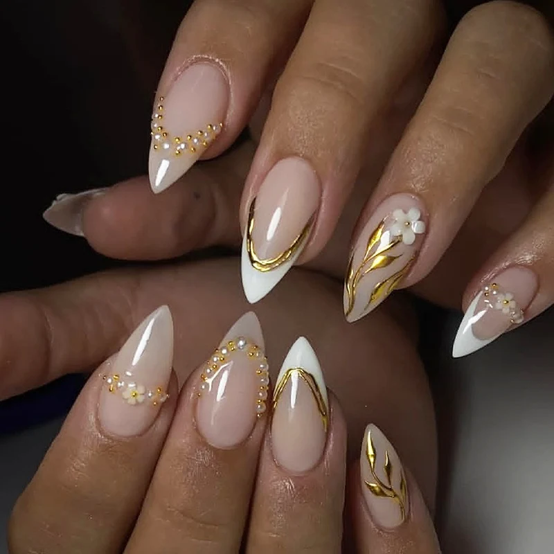Kunstnagelset mit eleganten Goldakzenten und floralen Designs Brehn