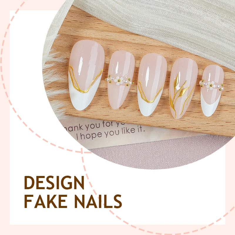 Kunstnagelset mit eleganten Goldakzenten und floralen Designs Brehn