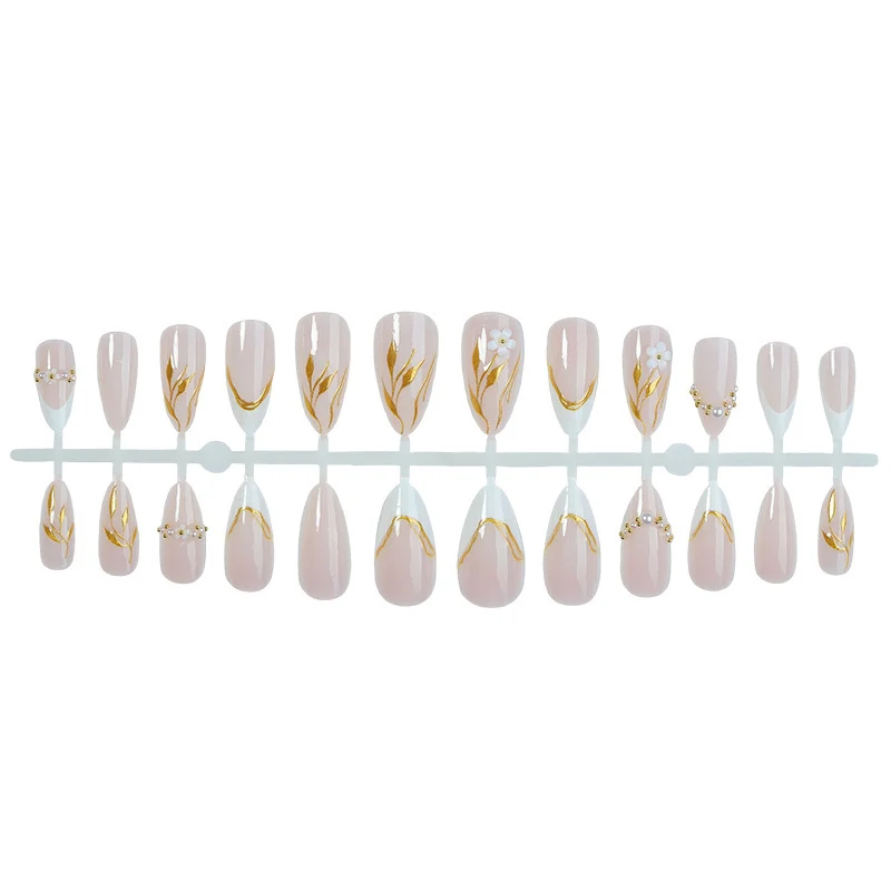 Kunstnagelset mit eleganten Goldakzenten und floralen Designs Brehn