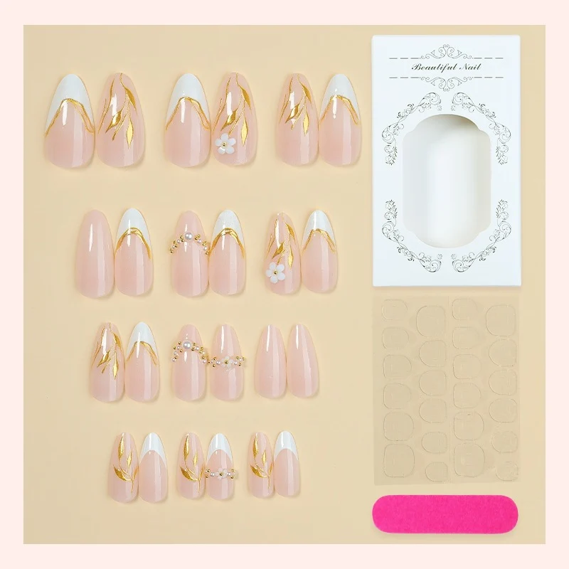 Kunstnagelset mit eleganten Goldakzenten und floralen Designs Brehn