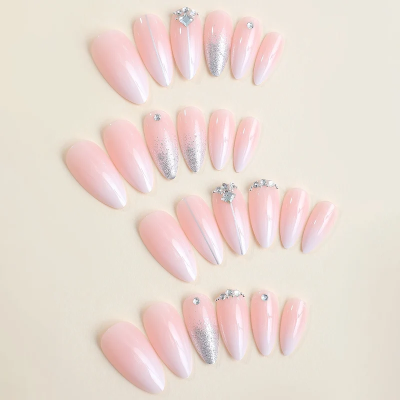 Kunstnagelset mit eleganten Glitzer- und Strassakzenten Brehn