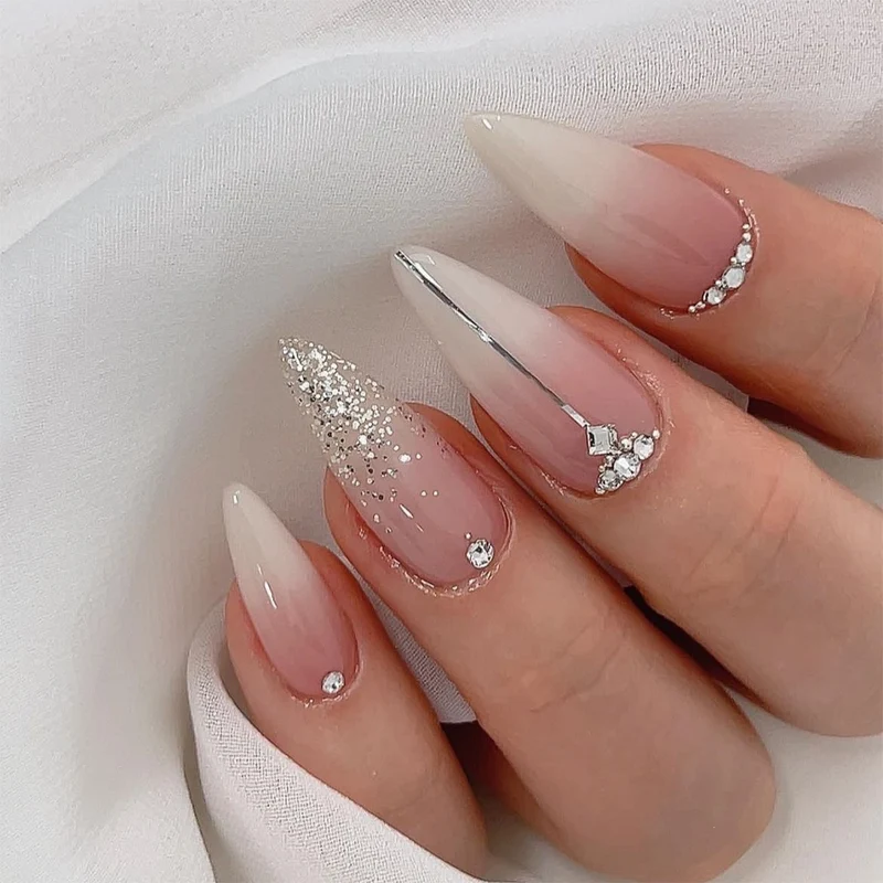 Kunstnagelset mit eleganten Glitzer- und Strassakzenten Brehn