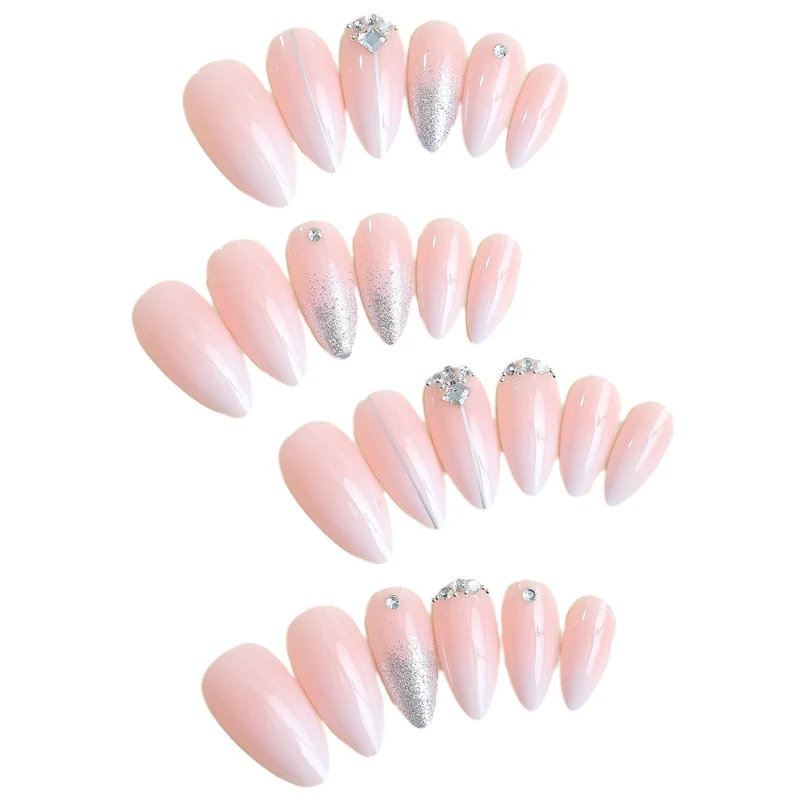 Kunstnagelset mit eleganten Glitzer- und Strassakzenten Brehn