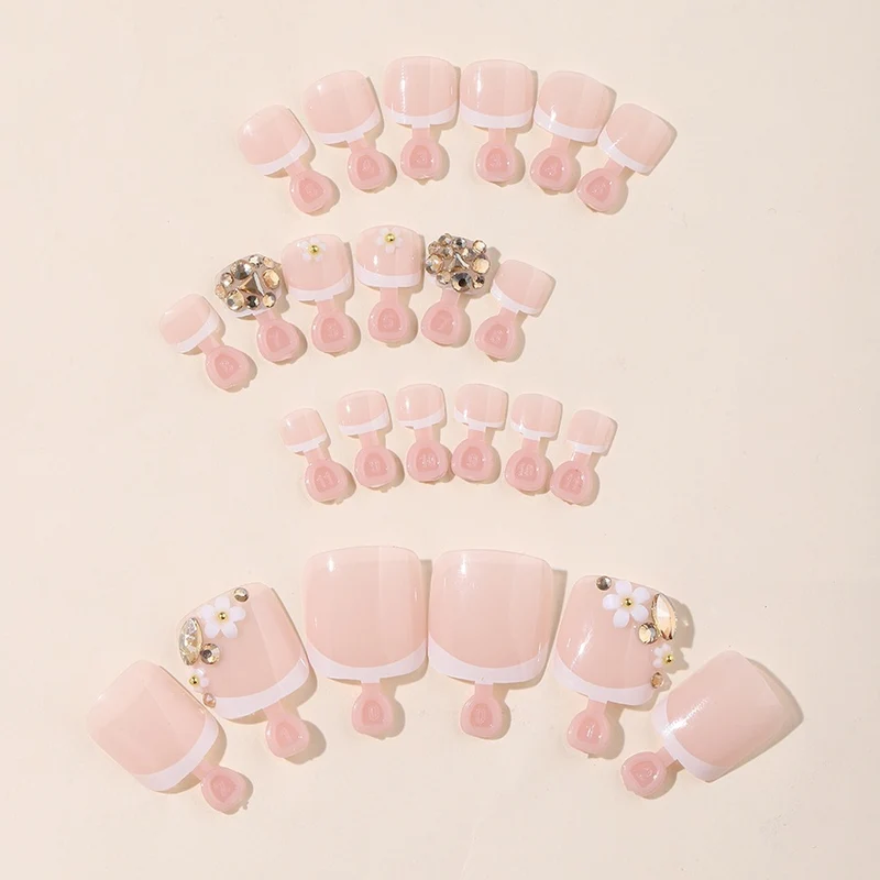 Kunstnagelset mit eleganten Glitzer- und Blumendetails Brehn