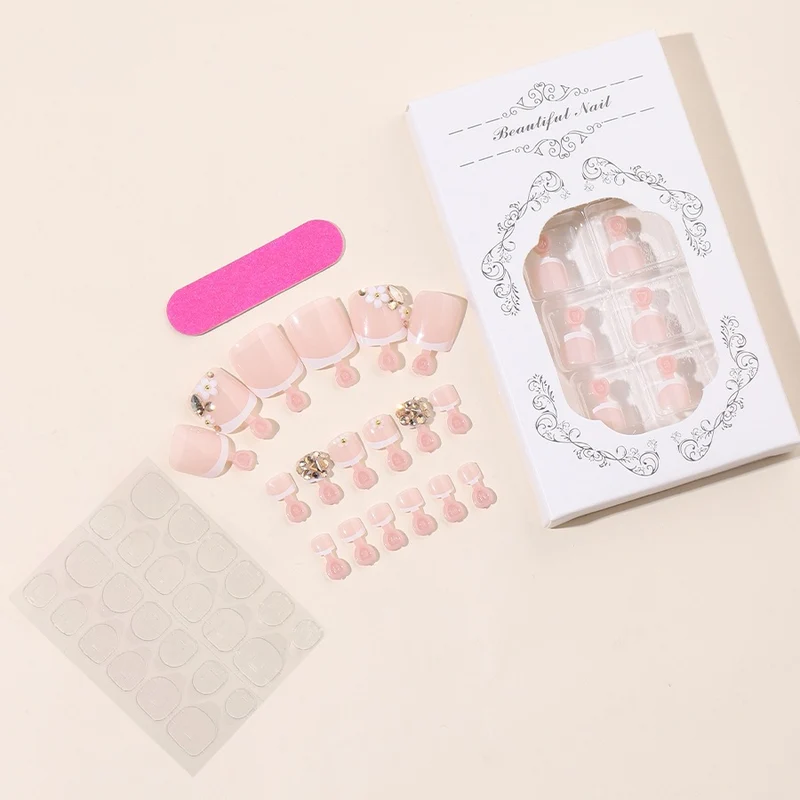 Kunstnagelset mit eleganten Glitzer- und Blumendetails Brehn