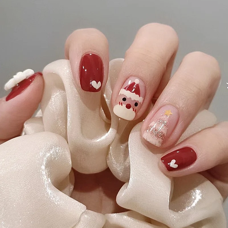 Kunstnagelset mit festlichen Weihnachtsmotiven und Glitzerakzenten Brehn