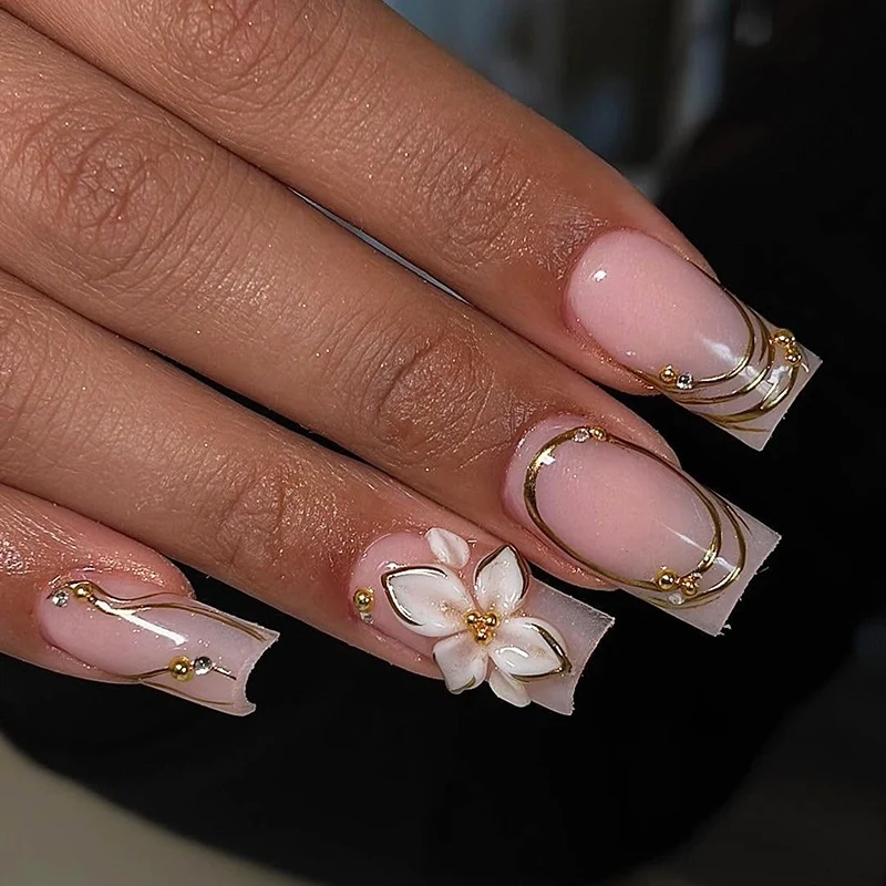 Kunstnagelset mit floralen Verzierungen und goldenen Akzenten Brehn