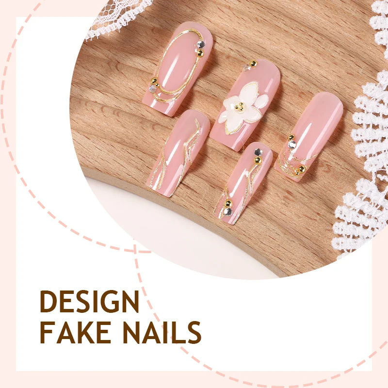 Kunstnagelset mit floralen Verzierungen und goldenen Akzenten Brehn
