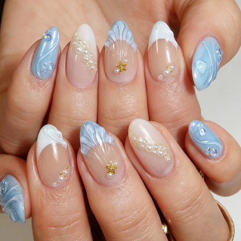 Kunstnagelset mit floralen Verzierungen und glitzernden Akzenten Brehn