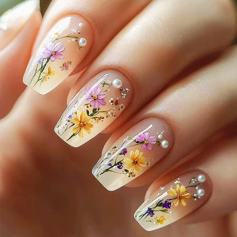 Kunstnagelset mit floralen Verzierungen und glamourösen Details Brehn