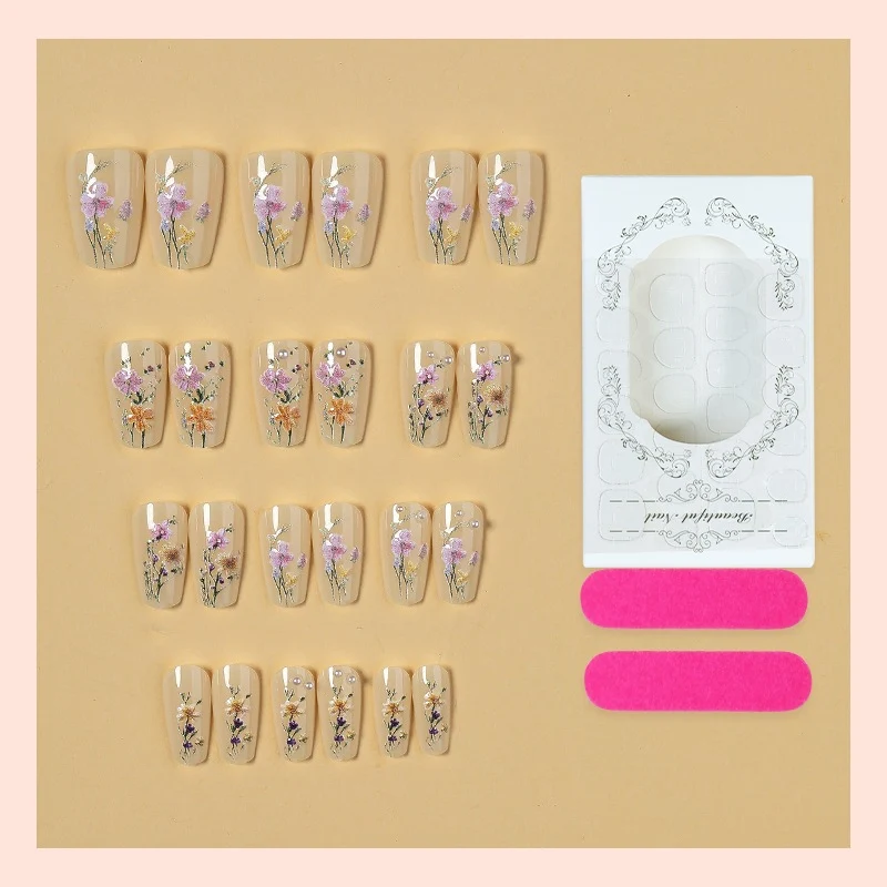 Kunstnagelset mit floralen Verzierungen und glamourösen Details Brehn