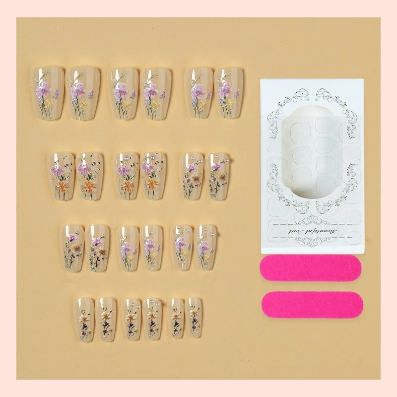 Kunstnagelset mit floralen Verzierungen und glamourösen Details Brehn