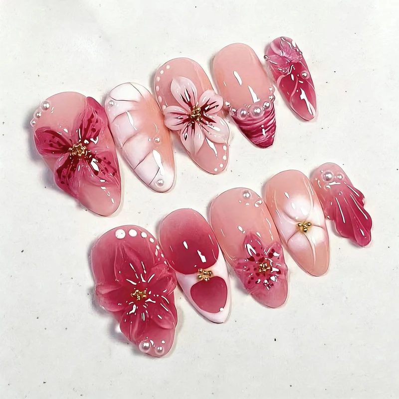 Kunstnagelset mit floralen Verzierungen und eleganten Mustern Brehn