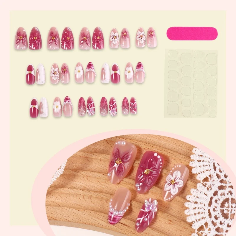Kunstnagelset mit floralen Verzierungen und eleganten Mustern Brehn