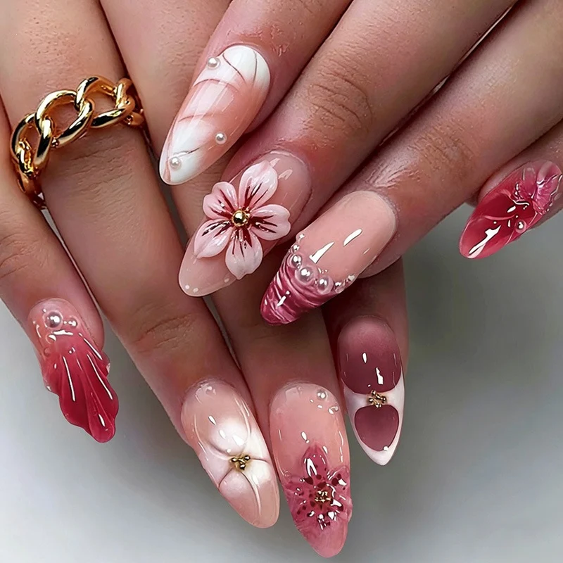 Kunstnagelset mit floralen Verzierungen und eleganten Mustern Brehn