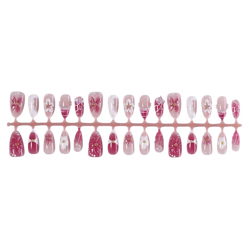 Kunstnagelset mit floralen Verzierungen und eleganten Mustern Brehn