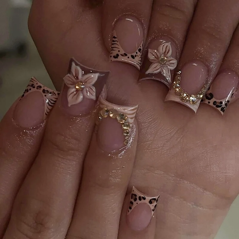 Kunstnagelset mit floralen Verzierungen und eleganten Glitzerdetails Brehn