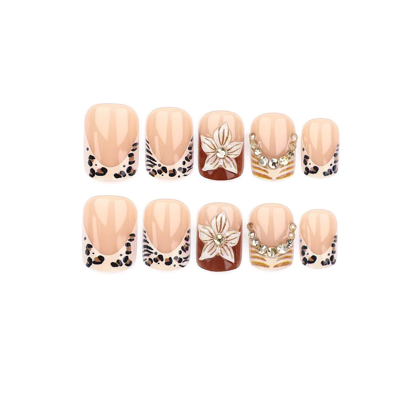 Kunstnagelset mit floralen Verzierungen und eleganten Glitzerdetails Brehn