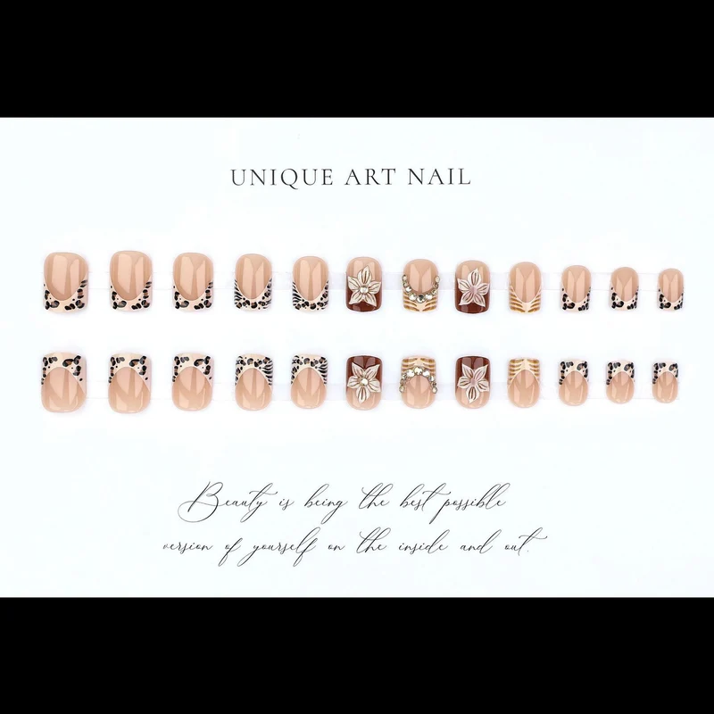 Kunstnagelset mit floralen Verzierungen und eleganten Glitzerdetails Brehn