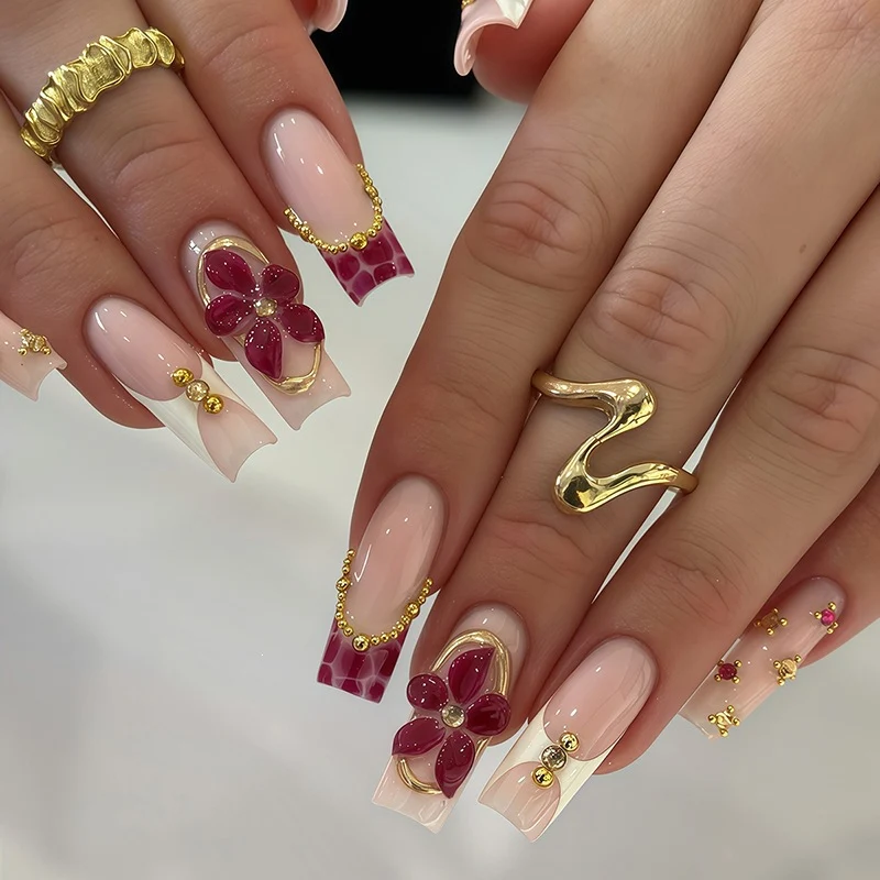 Kunstnagelset mit floralen Verzierungen und eleganten Akzenten Brehn