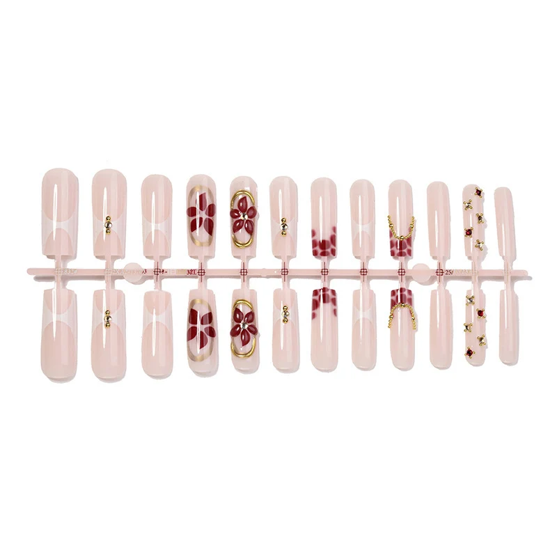 Kunstnagelset mit floralen Verzierungen und eleganten Akzenten Brehn