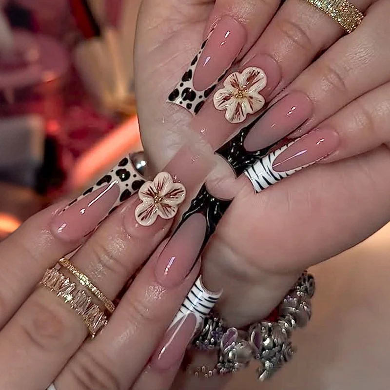 Kunstnagelset mit floralen und marmorierten Designs Brehn