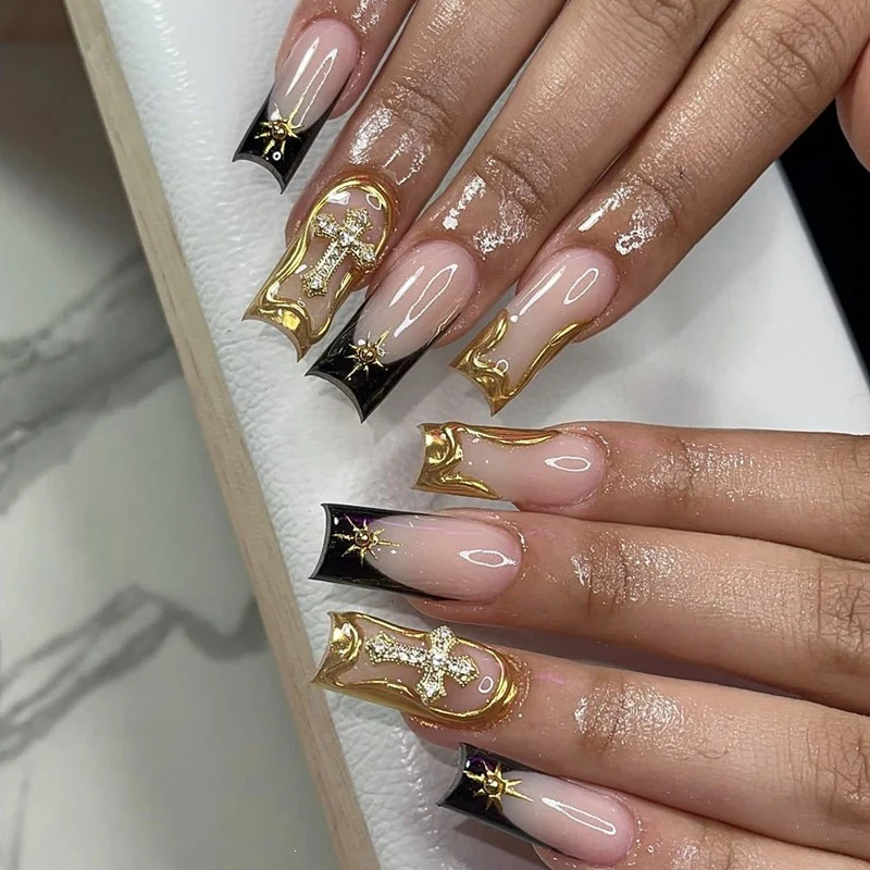Kunstnagelset mit elegantem Schwarz-Blush-Design und 3D-Akzenten Brehn