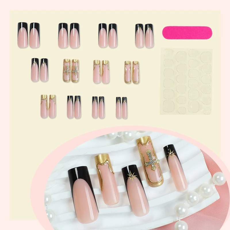 Kunstnagelset mit elegantem Schwarz-Blush-Design und 3D-Akzenten Brehn