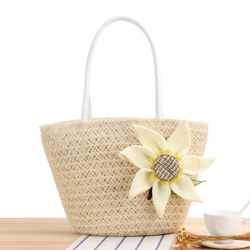 Korbtasche mit floraler Applikation Skanto