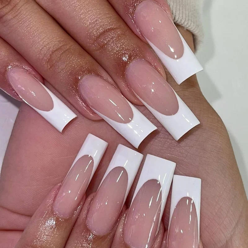 Kunstnagelset mit eleganten French-Spitzen und Glitzerakzenten Brehn