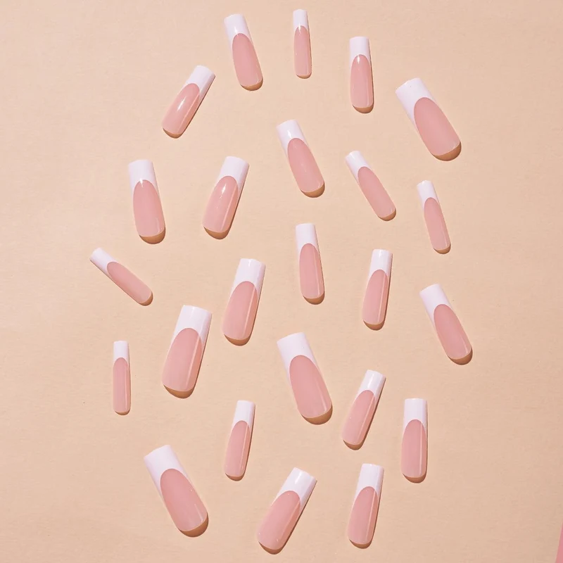 Kunstnagelset mit eleganten French-Spitzen und Glitzerakzenten Brehn