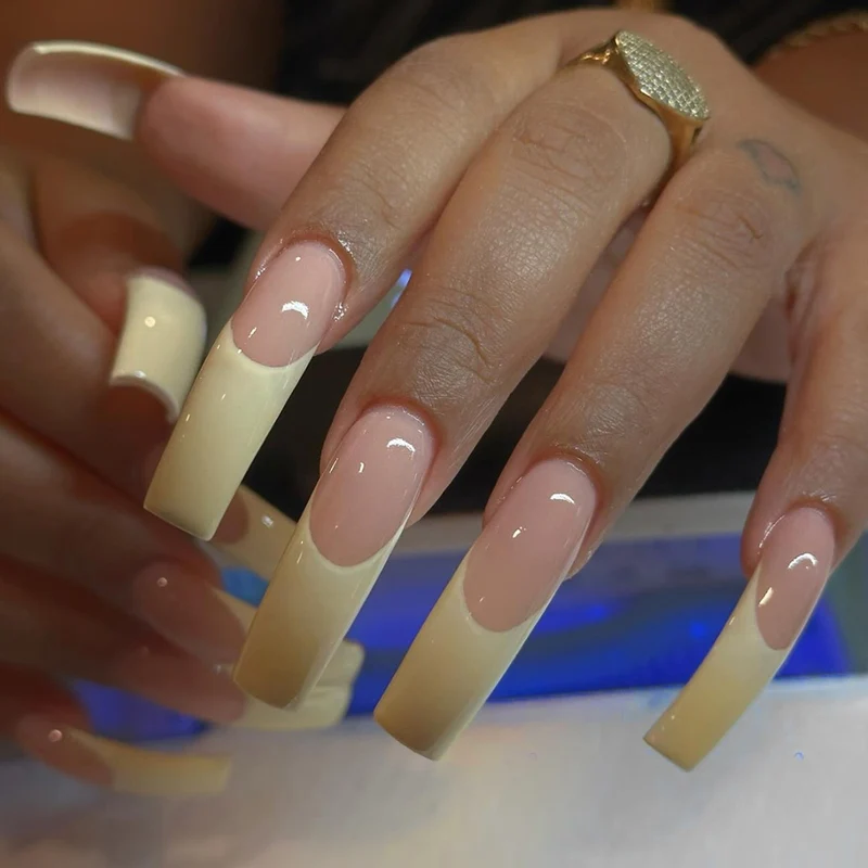 Kunstnagelset mit eleganten französischen Spitzen und hochwertigen Materialien Brehn