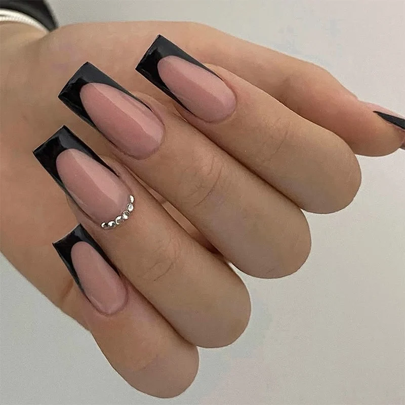 Kunstnagelset mit eleganten französischen Spitzen und Glitzerakzenten Brehn