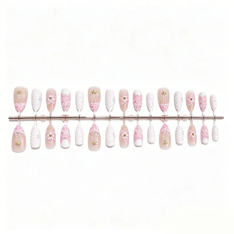 Kunstnagelset mit eleganten floralen Verzierungen und Glitzerakzenten Brehn